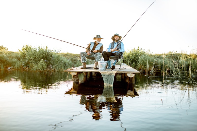 Vater und Sohn angeln gemeinsam am Steg