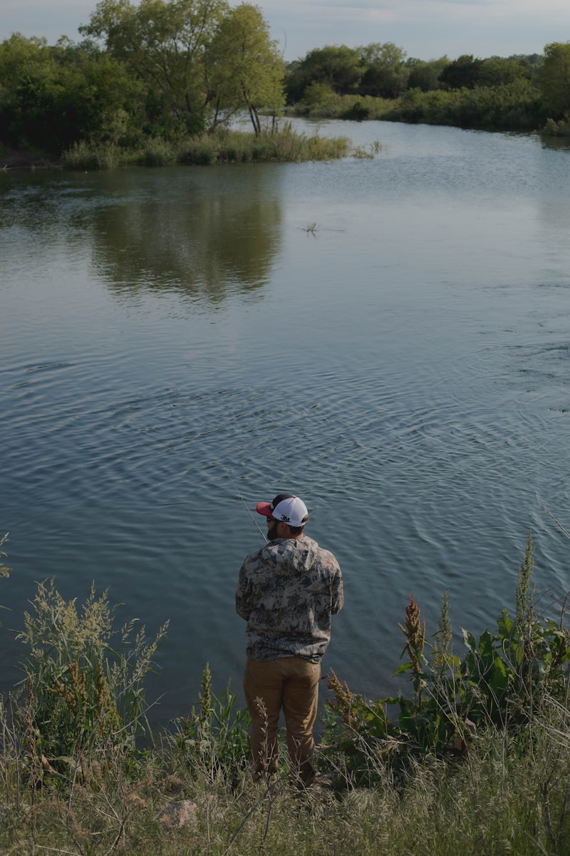 Ruhiger See mit Angelsteg